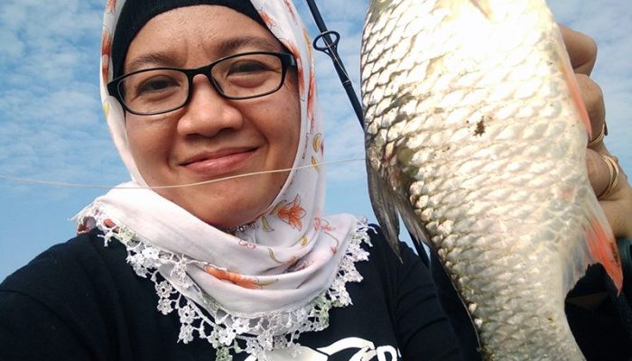 evitri-handayani:-selaraskan-hiking-dengan-mancing