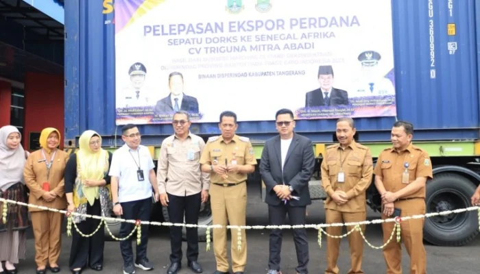 kabupaten-tangerang-ekspor-4.040-pasang-sepatu-produk-lokal-ke-senegal