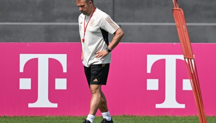 hansi-flick-menyaksikan-barcelona-atletic-sedang-latihan