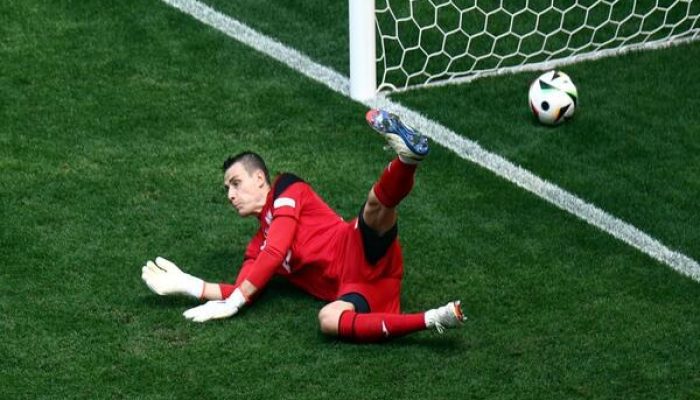 bikin-blunder,-andriy-lunin-minta-maaf-jadi-biang-kerok-kekalahan-ukraina