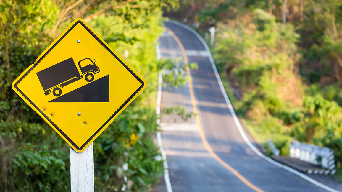 Tips Aman Mengemudi di Tanjakan dan di Belakang Truk