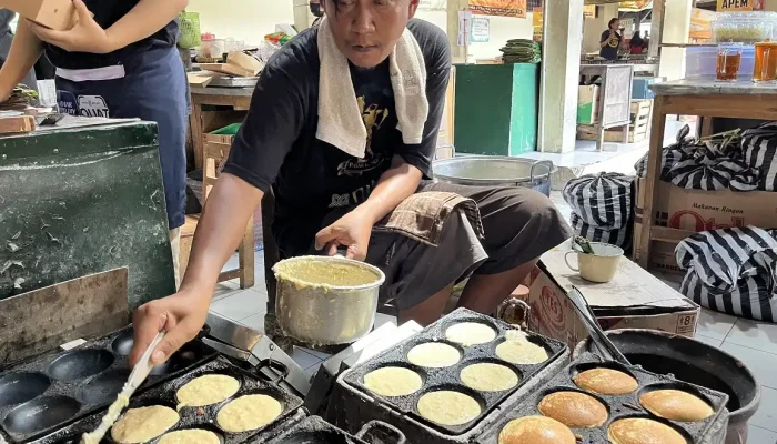 manis-gurih-kue-apem-pasar-ngasem