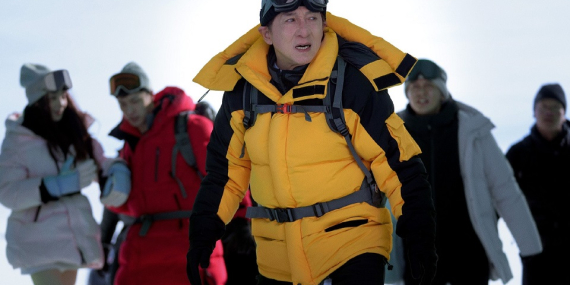 Review Film A Legend, Menyimak Kembali Aksi Jackie Chan Muda