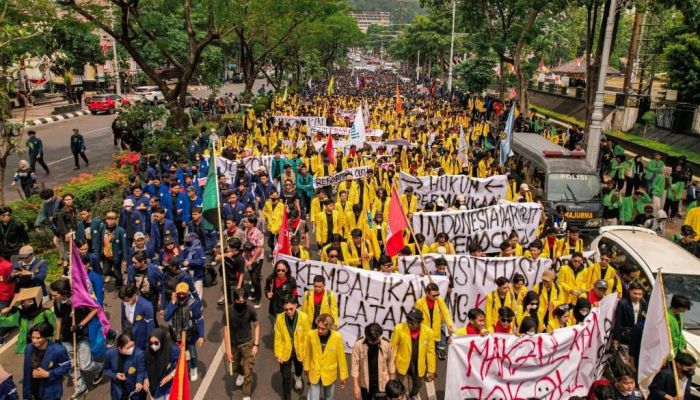 bersama-elemen-lain,-pkd-mapala-jateng-gelar-aksi-tolak-revisi-uu-pilkada,-aksi-berakhir-ricuh