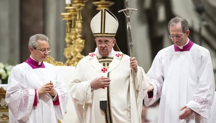 mengenal-topi-paus-bernama-mitra:-sejarah-dan-makna
