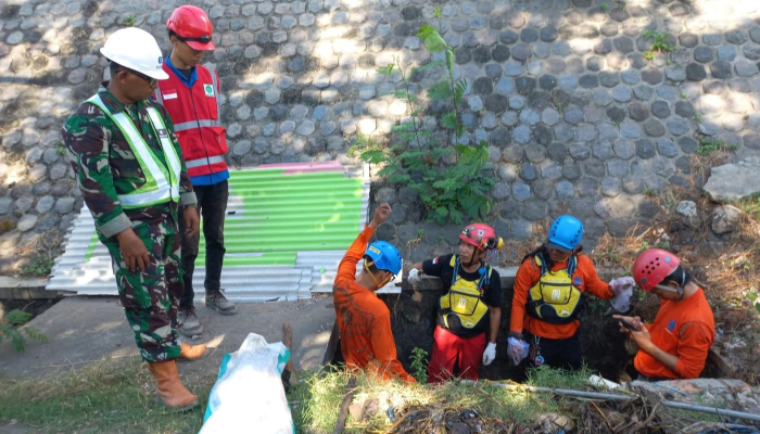 cegah-banjir,-imsafe.id-chapter-solo-dan-malimpa-ums-kerja-sama-bersihkan-saluran-drainase-warga