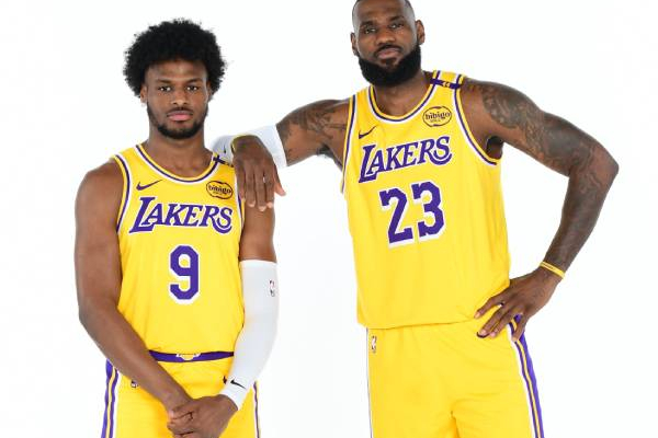 lakers-nikmati-“persaingan”-antara-lebron-dan-bronny-james-saat-latihan