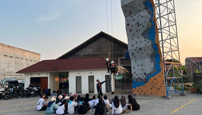 opa-dirgapala-dan-tbmm-panacea-fk-kmk-ugm-latihan-bareng:-vertical-rescue-dan-edukasi-reptil
