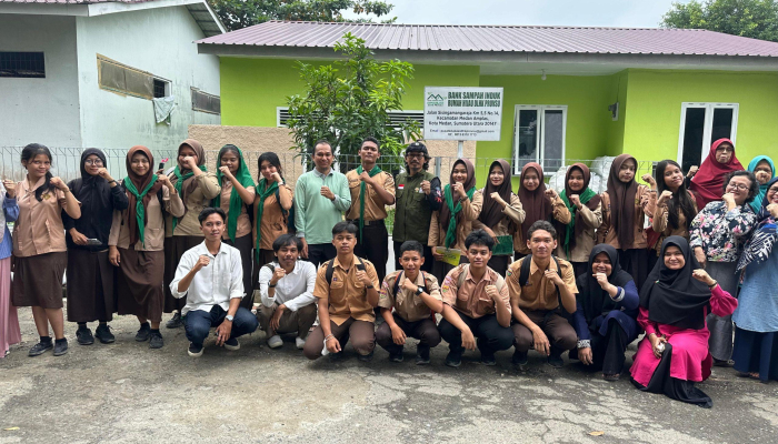 palh-sma-negeri-2-medan-isi-peringatan-sumpah-pemuda-dengan-kunjungi-bank-sampah-dlh-sumut