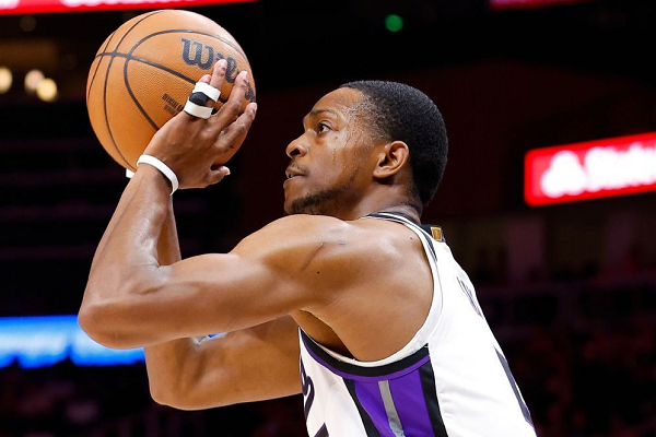 tampil-buruk-lawan-raptors,-de’aaron-fox-akui-alami-cedera-tangan