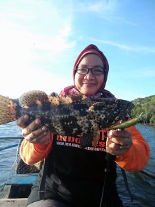 evitri-handayani:-selaraskan-hiking-dengan-mancing