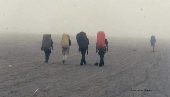 mendaki-gunung,-kamera-dan-kantong-tidur