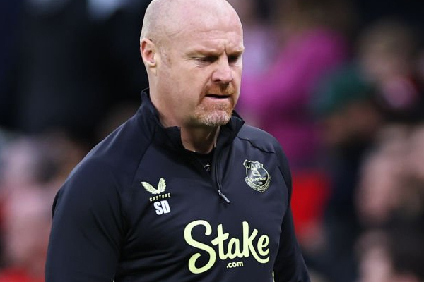 usai-dihabisi-mu,-sean-dyche:-everton-terlalu-banyak-bikin-kesalahan