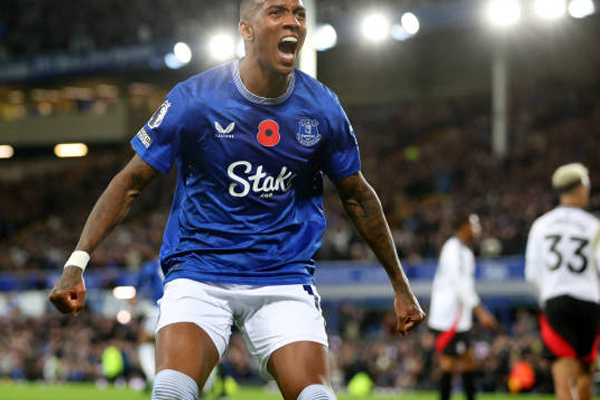 ashley-young-siap-jalani-laga-spesial-melawan-putranya-di-piala-fa