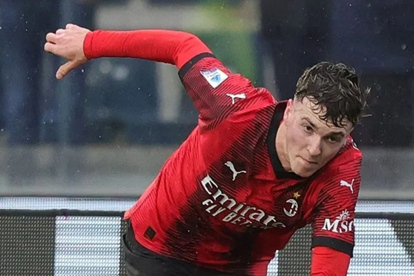 milan-tolak-pendekatan-valencia-untuk-bek-sayap-alex-jimenez