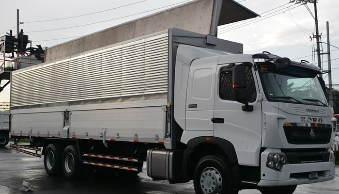 keunggulan-truk-tronton-wingbox-untuk-pengiriman-barang-berat 