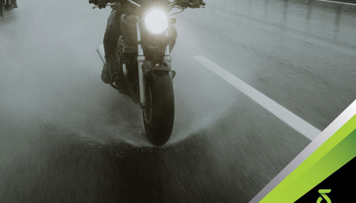 bahaya-yang-mengintai-pengendara-motor-saat-musim-hujan