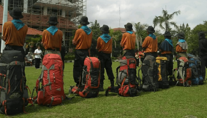 sepatu-pdl,-senandung-sore-dan-minyak-tawon