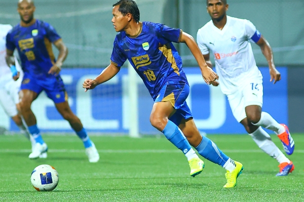bojan-hodak-sebut-persib-akan-kontrak-permanen-adam-alis