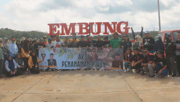 puluhan-komunitas-mobil-geruduk-embung-sarikandi,-tanam-600-pohon-produktif