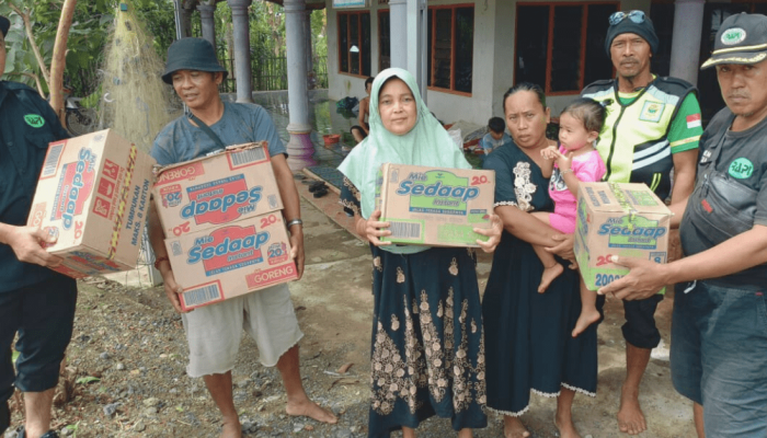 rapi-wilayah-04-tanah-laut-bantu-korban-banjir-di-kurau