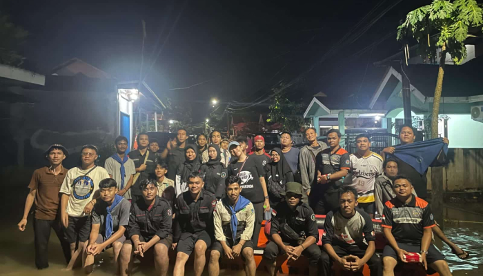 polnes-samarinda-galang-dana,-bagi-sembako,-dan-bantu-evakuasi-warga-terdampak-banjir