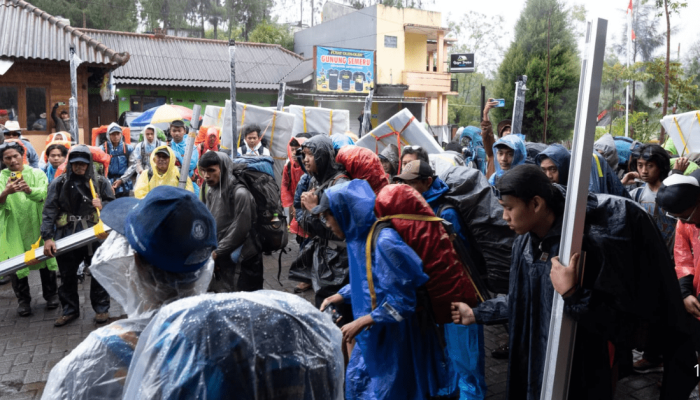 himakpa-dan-pencinta-alam-malang-raya-bahu-membahu-pasang-plts-di-ranu-kumbolo