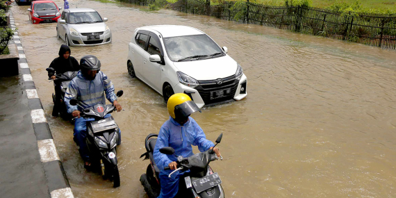 Jangan Panik! Begini Cara Merawat Mobil Setelah Menerjang Banjir
