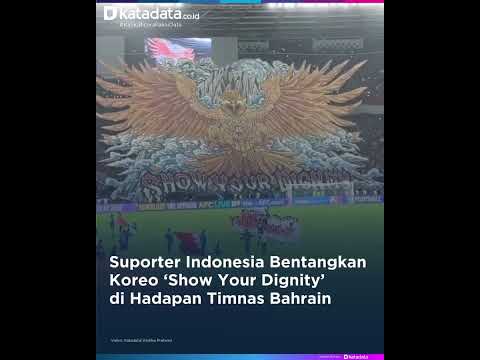Suporter Timnas Indonesia, La Grande Indonesia dan Ultras Garuda membentangkan koreografi