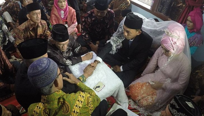merawat-tradisi-sepasar,-silaturahmi-antar-keluarga-ketika-pasangan-sudah-jadi-pengantin
