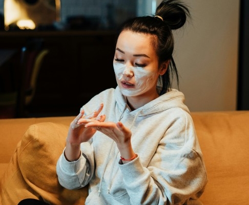 6-skincare-yang-wajib-kamu-pakai-di-malam-hari