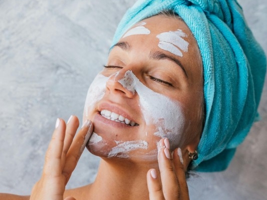 penting!-ini-8-skincare-yang-harus-kamu-bawa-saat-travelling