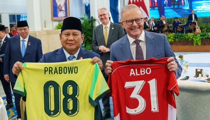siapa-anthony-albanese?-pm-australia-yang-saling-tukar-jersey-timnas-dengan-prabowo