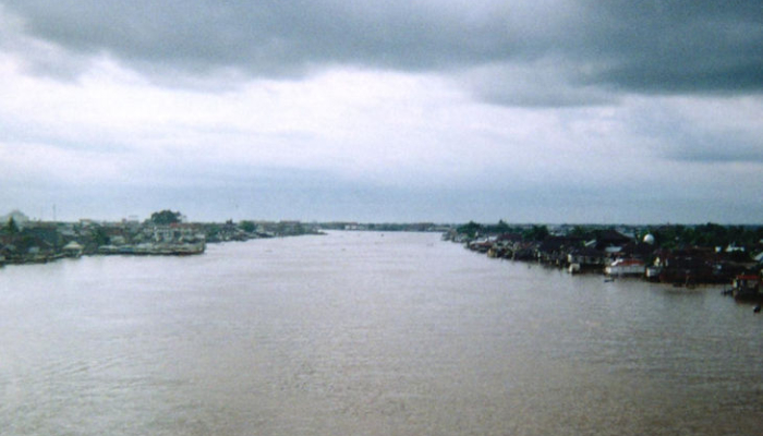 legenda-puake-sungai-kapuas-dari-kalimantan-barat,-kisah-dua-saudara-yang-berubah-menjadi-buaya