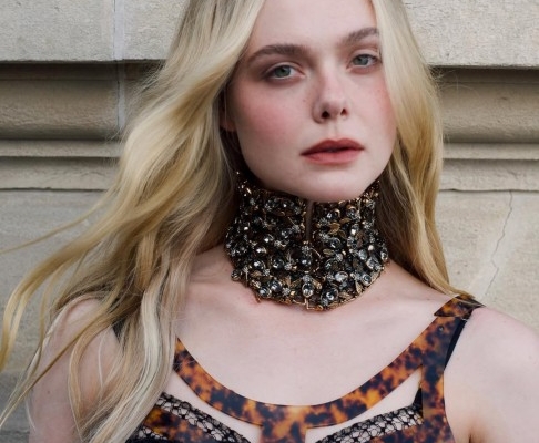 elle-fanning-berperan-effie-trinket-muda-di-the-hunger-games