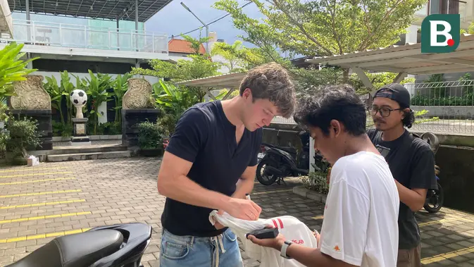 ole-romeny-semangat-membara-jelang-tc-timnas-indonesia-di-bali:-kepanasan-sampai-bawa-kipas-mini