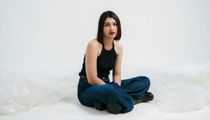 mentari-novel-hadirkan-emosi-yang-jujur-lewat-single-baru-i-wanna-keep-holding-on-to-you
