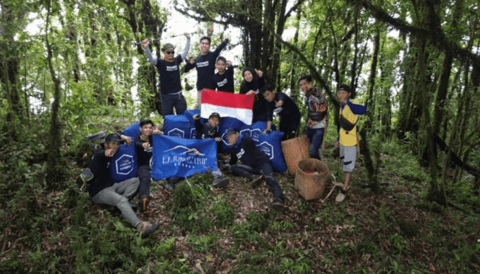 ekspedisi-gunung-lumut:-menjaga-adat-dan-menapaki-puncak-batu-pilar
