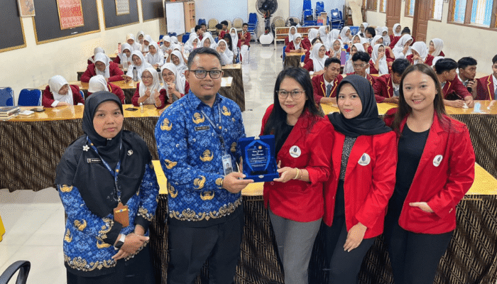 mahasiswa-fikom-umb-sosialisasikan-literasi-digital-dan-etika-bermedia-sosial-di-smkn-40-jakarta