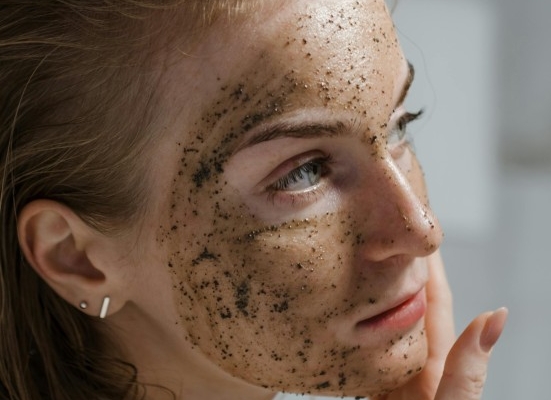 6-tips-eksfoliasi-kulit-sensitif-yang-aman-dan-efektif
