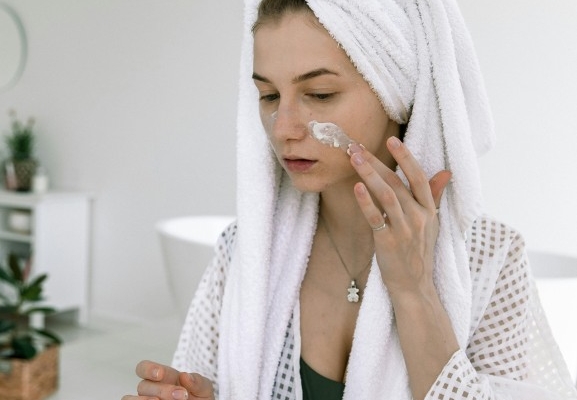 6-efek-niacinamide-pada-kulit-wajah-yang-perlu-kamu-ketahui