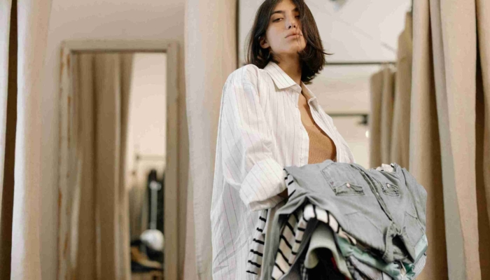7-cara-styling-kemeja-oversized-agar-tampil-modis-ke-kantor
