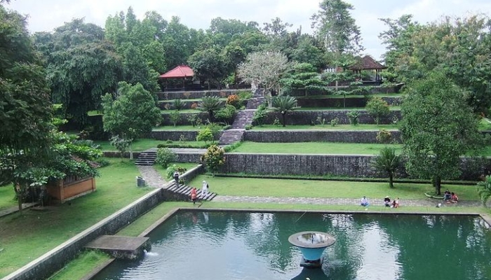 taman-bunga-narmada:-pesona-sejarah,-replika-gunung-rinjani-di-lombok-barat