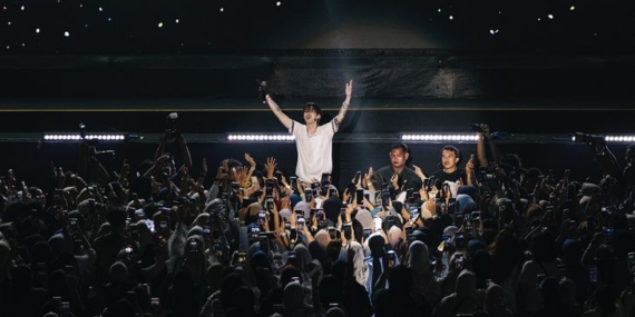 Pakai Kain Batik hingga Serukan Free Palestine, eaJ Pukau Penonton Prambanan Jazz 2025