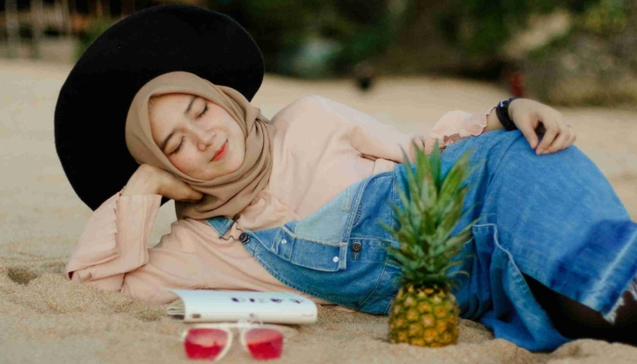 stunning!-10-inspirasi-outfit-ke-pantai-buat-wanita-berhijab
