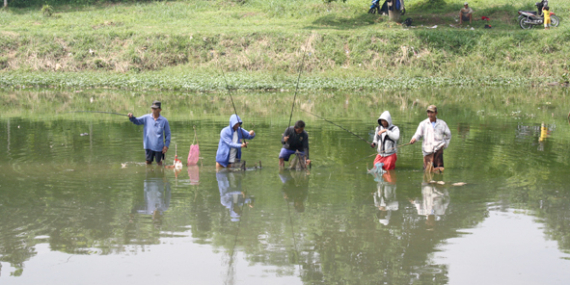 Kenapa Pemancing Menyukai Mancing Nyobok, Berikut Alasan & Sensasinya?