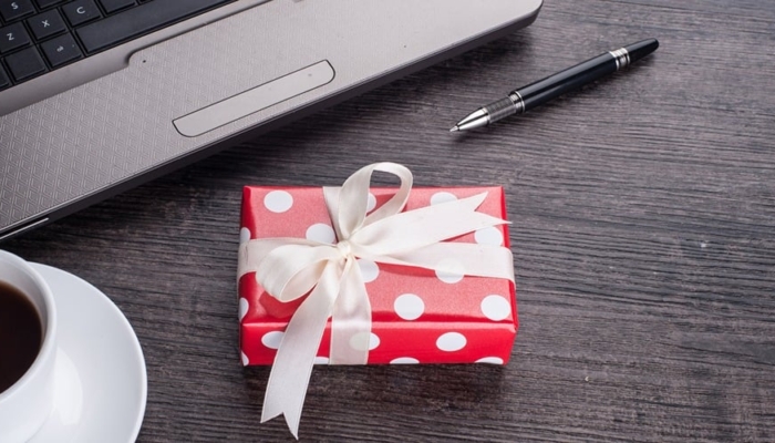 15-ide-kado-farewell-atau-perpisahan-teman-kantor-yang-resign