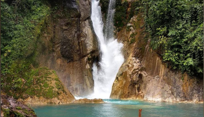 menyegarkan-pikiran-di-air-terjun-sipagogo,-permata-tersembunyi-pasaman-barat