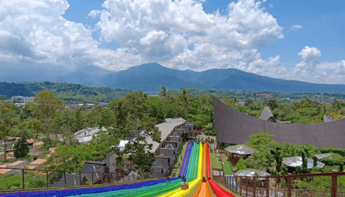 dusun-semilir:-wisata-keluarga-dengan-suasana-sejuk-dan-wahana-seru-di-semarang