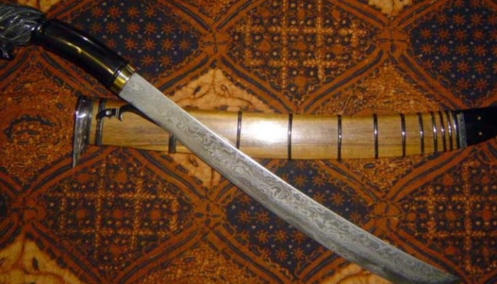 golok-ciomas:-perpaduan-besi-sulakar-dan-batu-meteor-yang-membentuk-kekuatan-sejarah